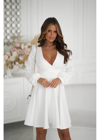 Молочное праздничный, вечернее женское платье мини с драпировкой на талии и глубоким вырезом клеш MonCher