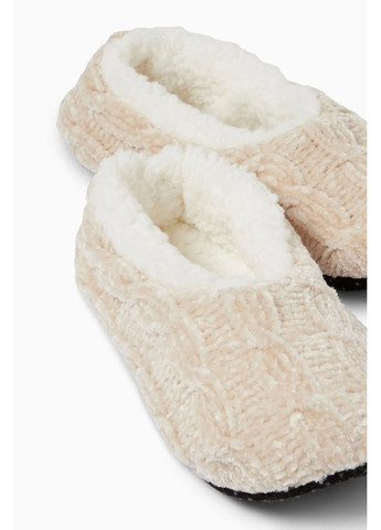 Бежевые тапочки из шинели с узором «косичка» C&A