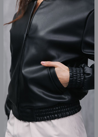 Чорна демісезонна жіноча куртка-бомбер зі шкірозамінника. Arjen