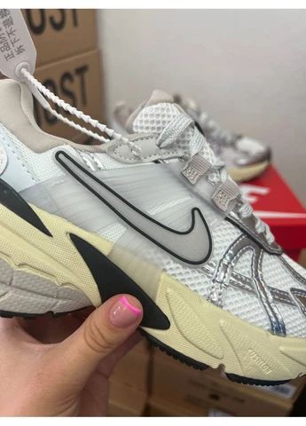 Сірі літні кросівки nike v2k runtekk grey найк в2к рантек сірі No Brand