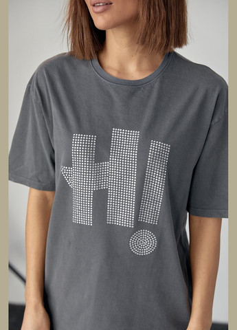 Серая летняя трикотажная футболка с надписью hi из термостраз 4614 с коротким рукавом Lurex