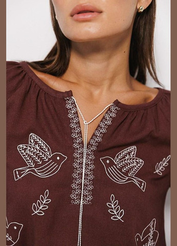 Коричнева жіноча вишиванка коричнева з квітами і пташками гладдю mkar35049-3 Modna KAZKA (336934060)