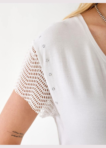 Жіноча футболка з сіткою на плечах білого кольору 33466 Fashion - (335213369)