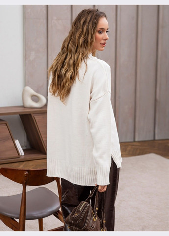 Молочний зимовий светр молочного кольору з подовженою спинкою Dressa