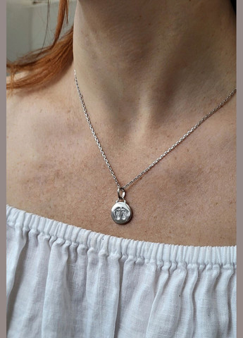 Серебряная подвеска круглый Медальон Следы с белыми камнями Серебро 925 пробы Родированное 3234р 2.70г No Brand (306743180)