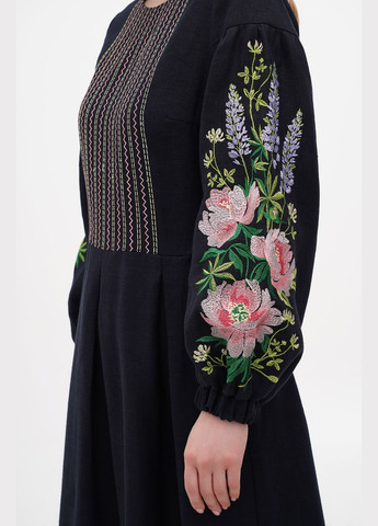 Синее льняное макси платье-вышиванка с поясом и вышитыми цветами на рукавах феодора. голубой, р.38, код 0327/38/435 ГАЛЕРЕЯ ЛЬОНУ