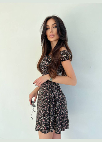 Черное летнее платье в цветочном принте с открытым декольте и спущенным рукавом(на резиночке), прятное к телу платье с разрезом на ноге No Brand с цветочным принтом