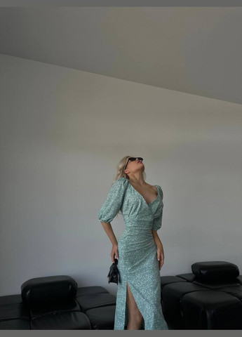 Оливкова красива літня оливкова сукня в квітковому принті з якісного софту, сукня з коротким рукавом та відкритим декольте No Brand