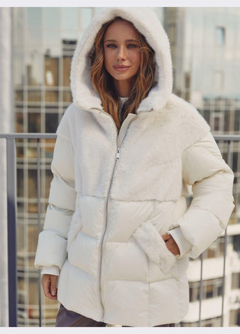Молочная зимняя зимняя куртка молочного цвета с вставками из меха Dressa
