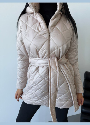 Светло-бежевая демисезонная нежная куртка со съёмным капюшоном с подкладкой и утеплителем: силикон 150, качественная куртка на заклёпках+пояс No Brand 1040