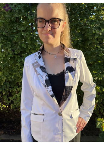 Белый женский белый двубортный приталенный женский жакет-пиджак с подкладкой с поясом с пуговицами с двумя карманами с воротником-стойкой No Brand однотонный - демисезонный