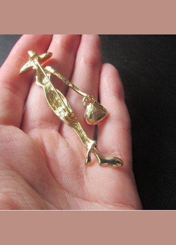 Красная модная брошь девушка модница, 5058 Fashion Jewelry (336949767)