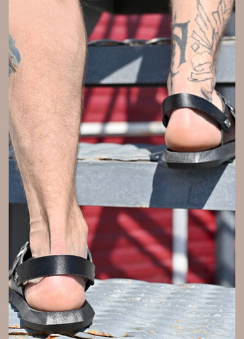 Шльопанці чоловічі чорного кольору з коричневою вставкою Let's Shop (296619291)