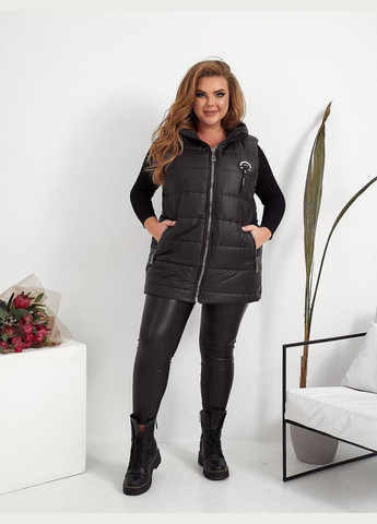 Жіноча демісезонна жилетка батал чорна з капюшоном на змійці середньої довжини безрукавка Viki Жилет (316087816)