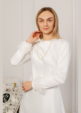 Білий святковий жіноча атласна сукня “shadow tailor” зі знімним пірʼям на рукавах Lana Bryk однотонна