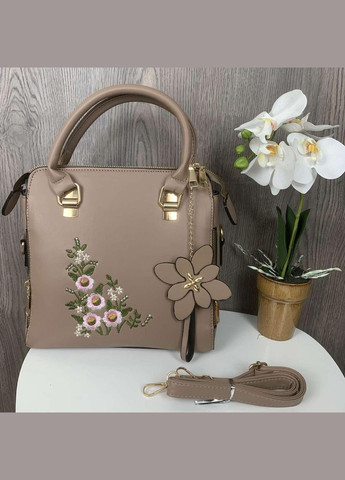 Жіноча сумка з вишивкою та брелоком екокожу квітковий принт бежевий (sku_1236) No Brand (330576850)