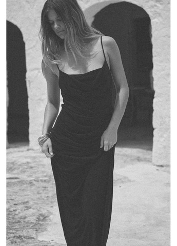 Черное платье средней длины со сборками Zara