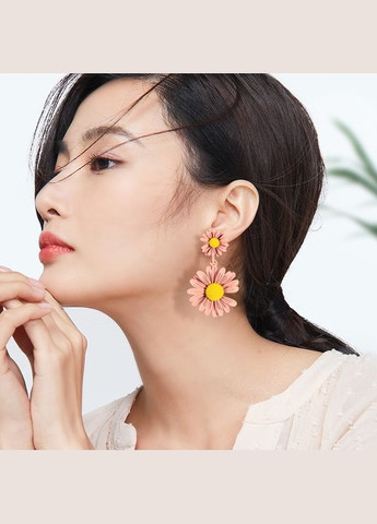 Корейські Сережки жіночі гвоздики в стилі Бохо у формі квітки Ромашка біла з гілочкою металеві 4.3 см Liresmina Jewelry (294720899)