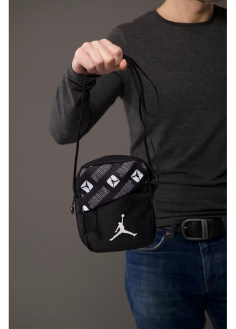 Компактная спортивная сумка на ремне - чёрный цвет No Brand (365762019)