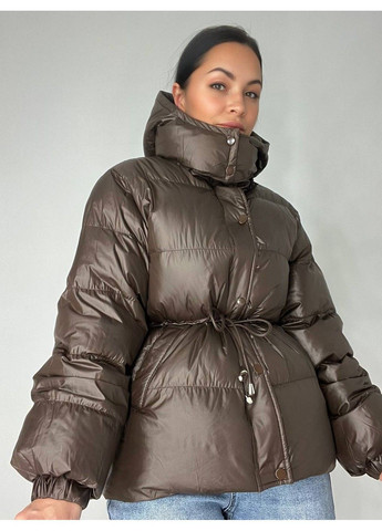 Коричневая демисезонная куртка женская 2401 глянцевая удлиненная с капюшоном пояс шнурок коричневый Fashion