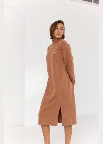 Темно-бежевое теплое платье для беременных и кормящих с начесом цвет кемел Юла мама
