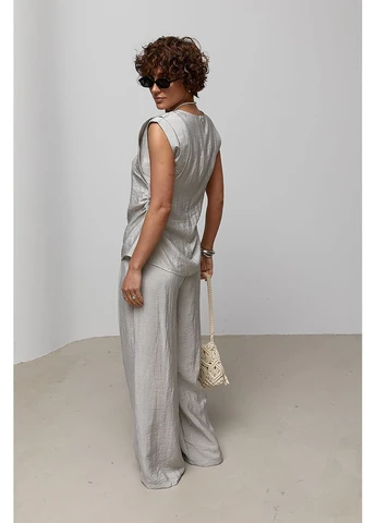 Однотонный легкий костюм из блузы и прямых брюк - серый цвет Lurex (393166126)