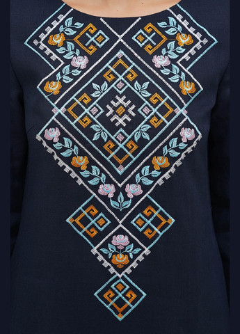 Синее прямое льняное платье с карманами и цветочно-геометрической вышивкой ватра (plus size). коричневый, р.62, код 0426/62/4705 ГАЛЕРЕЯ ЛЬОНУ