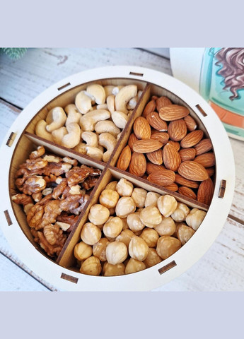 Набор орешков в деревянной подарочной коробочке 300 грамм девушки. Царство Меду (324627685)