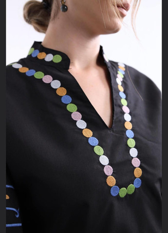 Черное женское платье меди с яркой вышивкой ESQ