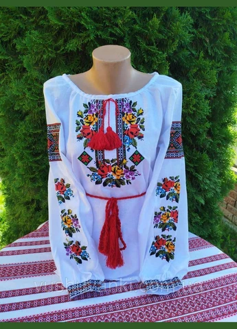 Біла українська вишита блузка з трояндовим узором "букет на білому" (379090886)