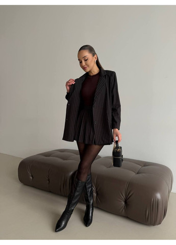 Жіночий костюм із міні-спідницею та подовженим піджаком в смужку MonCher (361057436)