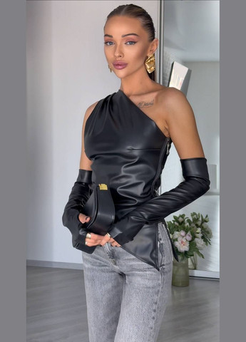 Топ с открытыми плечами из эко-кожи и руковами, черный трендовый в этом сезоне No Brand 1206 (327223673)