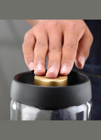 Банка для кави з вакуматором 900мл ємність-контейнер для зберігання кави сипучих або чаю скляна з чорною кришкою No Brand (338436978)