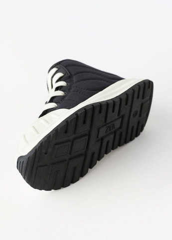 Чорно-білі осінні кросівки Zara