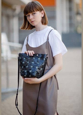 Шкіряна плетена жіноча сумка Пазл M чорна Krast (A-026651) BlankNote кросс-боди (327874372)