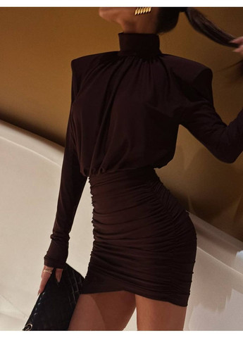 Коричневое элегантное мини-платье с плечами и драпировкой No Brand