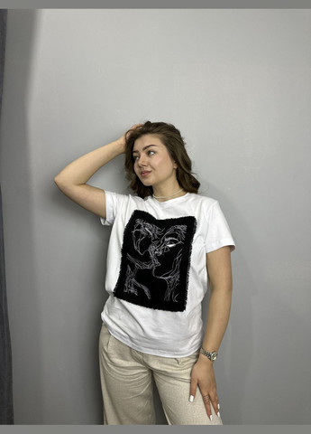 Біла всесезон футболка жіноча з абстрактною вишивкою два обличчя біла mknk4322-1 Modna KAZKA
