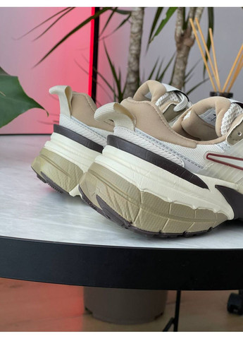 Бежевые демисезонные кроссовки мужские и женские nike runtekk orewood brown light bone | найк рунтекк оревуд бежевые No Brand