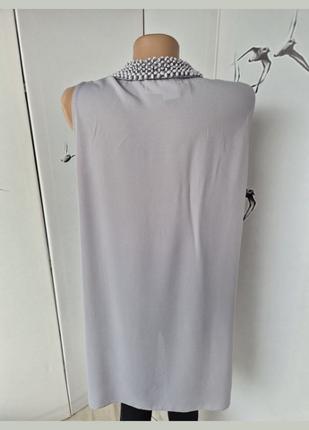 Сіра подовжена жіноча блузка без рукавів однотонна з намистинками на комірі Wallis