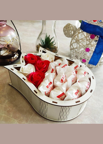 Подарунковий міні боксик із Raffaello і троянд для дівчини (ar3\1) No Brand (315888854)