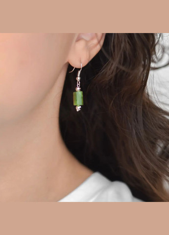 Сережки натуральний камінь Нефрит Канадський циліндр, фур-ра гіп-ний сплав колір срібло d-6х10мм L-36мм No Brand Підвіски (315516304)