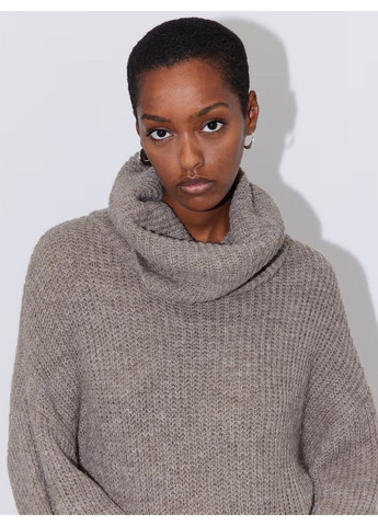 Бежевый свитер LeGer