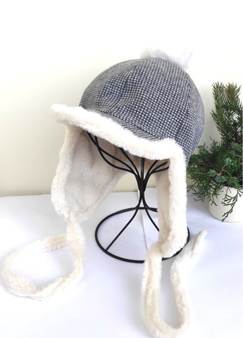 Женская Зимняя Шапка-Ушанка с Козырьком и Помпоном, Подклад Супер Мягкий Искусственный Мех Черно-серая No Brand Жіноча Зимова Шапка-Вушанка (361075563)