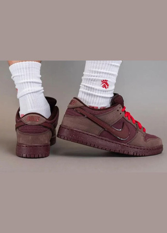 Бордовые всесезонные кроссовки sb dunk low city of love burgundy crush - fn0619-600 Nike