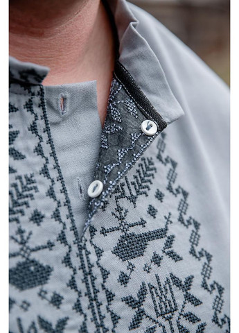 Серая светло серая мужская вышиванка с символом победы и трезубцами в орнаменте m–5xl, 3xl лен (301034828)