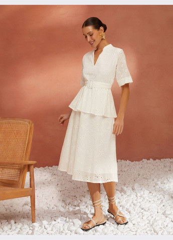 Білий біла сукня з прошви з оборкою та поясом Dressa