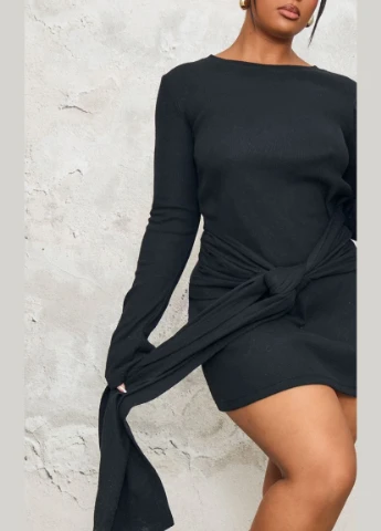 Черное платье PrettyLittleThing