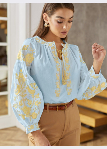 Голубая летняя блузка свободного кроя с контрастной вышивкой голубая Dressa