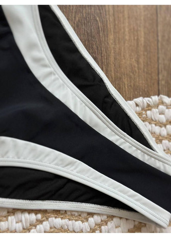 Черный летний женский купальник с белым боковым акцентом / женский монокини черный с вырезами и контрастом / женский купальный No Brand