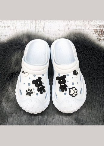 Білі крокси з декором, крокси з джибітсами, білі жіночі крокси код 124501 Jose Amorales (340108199)